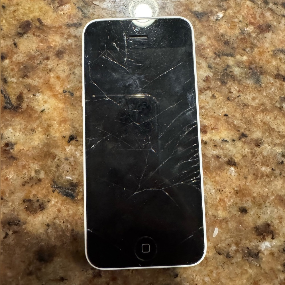 Apple iPhone 5c white 8g with Heart Stickers Turn on - Picture 3 of 4